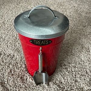 Dog treat bucket with scoop